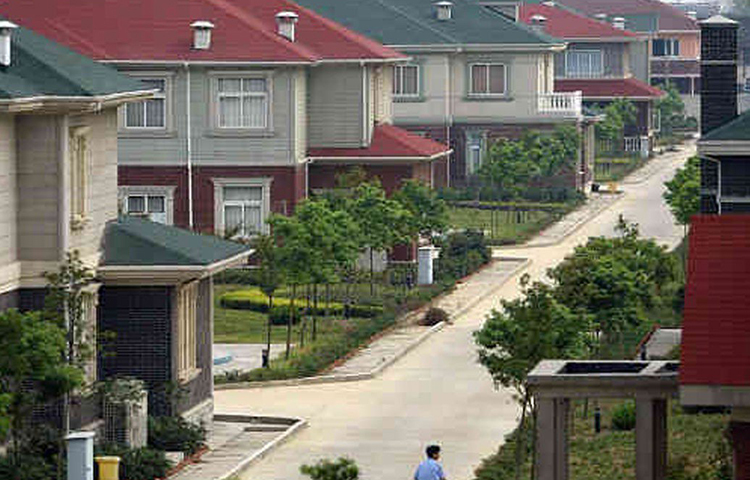 গ্রামের আরও আকর্ষণীয় যে বৈশিষ্ট তা হল, কেউ যদি এক বার এই গ্রাম ছেড়ে চলে যান, তা হলে তার সমস্ত সম্পত্তি বাজেয়াপ্ত করে নেয় প্রশাসন।