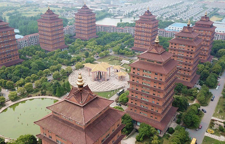 ১৯৬১ সালে গড়ে ওঠে গ্রামটি। স্থানীয়দের মতে, খেত-খামার, কাঁচা বাড়ি, রাস্তা- প্রথম দিকে আর পাঁচটা গ্রামের মতোই ছিল হুয়াক্সি। কিন্তু গ্রামটি আধুনিক রূপ পায় কমিউনিস্ট পার্টির প্রাক্তন সেক্রেটারি উ রেনবাওয়ের অক্লান্ত প্রচেষ্টায়। হুয়াক্সিকে সোশালিস্ট গ্রামের তকমা দিয়েছেন গ্রামবাসীরাই।