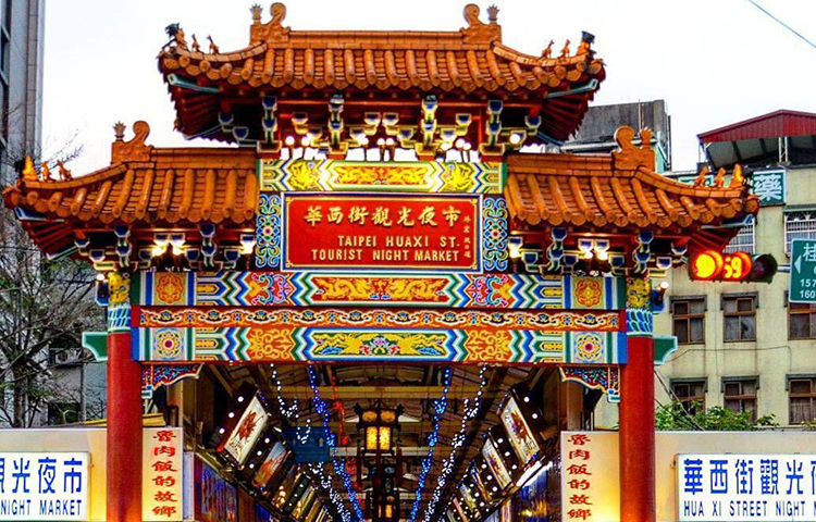 এই গ্রামে সব মিলিয়ে ২ হাজার জনের বাস। স্থানীয় প্রশাসনের পক্ষ থেকে এই গ্রামের প্রত্যেক বাসিন্দাকে বিলাসবহুল ঘর, গাড়ি এবং জীবনযাপনের সব রকম স্বাচ্ছন্দ্য, সুবিধা দেয়া হয়। এবং এই সুবিধা পাওয়ার জন্য বাসিন্দাদের গ্যাঁটের কড়ি খরচ করতে হয় না। তবে এই সব সুবিধা ভোগ করেন শুধু গ্রামের আসল বাসিন্দারাই।