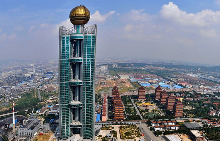 গ্রামটি এত সমৃদ্ধ যে, এখানে ৭২ তলা বহুতল রয়েছে। আছে শপিং মল এবং অত্যাধুনিক থিম পার্ক। শুধু তাই নয়, চাইলে হেলিকপ্টার পরিষেবাও সহজেই পাওয়া সম্ভব।