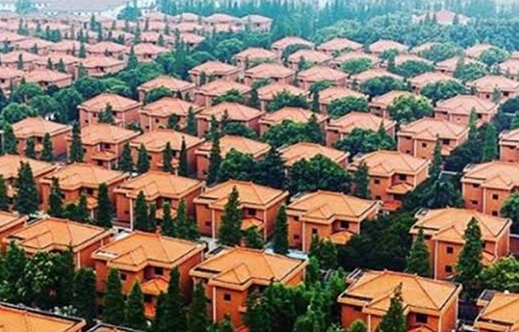 গ্রামের প্রতিটি ঘরের আকার এবং নকশা একই রকমের। বাইরে থেকে দেখে মনে হবে হাজারো হোটেল সারি দিয়ে দাঁড়িয়ে রয়েছে!