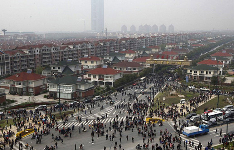 নিয়মের দিক থেকে বেশ কড়াকড়ি রয়েছে হুয়াক্সিতে। এখানে সপ্তাহে সাত দিনই কাজ করতে হয় গ্রামবাসীদের। কোনো ছুটি নেই। শুধু তাই নয়, গ্রামে জুয়া, মাদক সব নিষিদ্ধ।