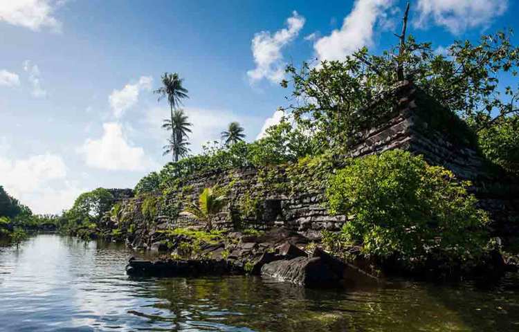 কিন্তু খাদ্যের অভাব এবং মূল ভূখণ্ড থেকে দূরত্ব অনেক বেশি হওয়ায় ক্রমে পরিত্যক্ত হয়ে পড়ে দ্বীপনগরটি। সওদেলিওর সাম্রাজ্যের নিদর্শন এখনও এই দ্বীপনগরের ইতিউতি রয়েছে। যেমন রান্না করার জায়গা, ব্যাসল্ট শিলা দিয়ে ঘেরা ঘর এমনকি সওদেলিওর সাম্রাজ্যের স্মৃতিসৌধও খুঁজে পেয়েছেন বিশেষজ্ঞরা। তবে অনেক রহস্য আজও অধরা রয়ে গিয়েছে।