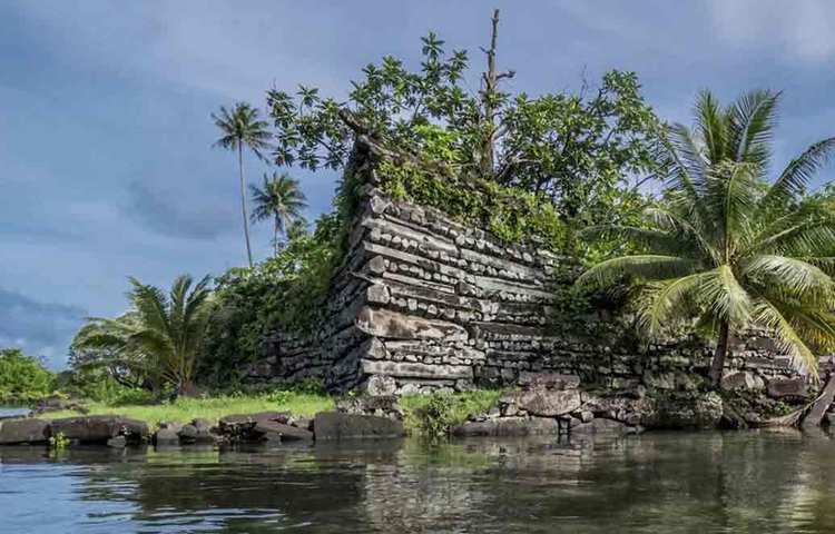 ৯২টি দ্বীপই একে অপরের সঙ্গে সংযুক্ত ছিল। ঐতিহাসিক এই দ্বীপনগরের নাম ছিল ন্যান মাদল। ভেনিস অফ দ্য প্যাসিফিক নামেও ডাকা হয় একে। বিশালাকার ব্যাসাল্ট শিলা দিয়ে গঠিত এই দ্বীপনগরে একসময়ে ১০০০ জন মানুষের বাস ছিল। এখন সেটা পুরোপুরি পরিত্যক্ত। কিন্তু প্রশান্ত মহাসাগরের মাঝে এমন একটা দ্বীপনগর কেন বানিয়েছিলেন কেউ?