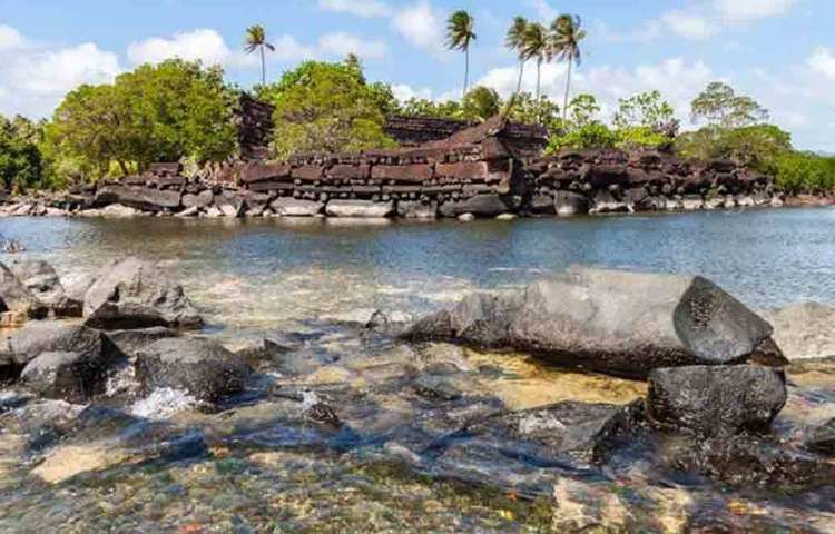 প্রশান্ত মহাসাগরের মাঝে দ্বীপ জুড়ে যে ব্যাসল্ট শিলার প্রাচীর বানানো হয়েছে কোনো কোনো জায়গায় তার উচ্চতা ২৫ ফুট এবং ১৭ ফুট পুরু দেয়াল। মানুষের বসবাসের চিহ্ন সারা দ্বীপনগর জুড়ে রয়েছে, কিন্তু আধুনিক মানুষের কোন পূর্বসুরিরা এই নগরে বসবাস করতেন তা এখন পর্যন্ত জেনে উঠতে পারেননি বিশেষজ্ঞরা। পরীক্ষা নিরীক্ষা চলছে।
