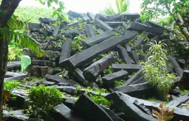 পরীক্ষায় জানা গিয়েছে, এই দ্বীপের অনেকটা দূরে ফোঁফের মূল ভূখণ্ডে আগ্নেয়গিরি রয়েছে। বিশেষজ্ঞদের অনুমান, অগ্নুৎপাতের ফলে ব্যাসল্ট শিলা ওই অঞ্চলে ভূপৃষ্ঠের উপরিভাগে উঠে আসে। সেখান থেকেই এই শিলা নিয়ে আসা হয়েছিল। কিন্তু এত বড় আকারের শিলা কোন পদ্ধতিতে এই জায়গায় নিয়ে আসা হয়েছিল তা জানা যায়নি।