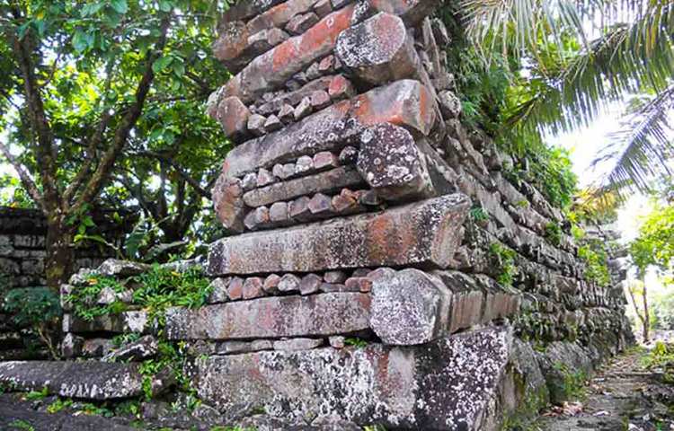 যে ৯২টি দ্বীপ নিয়ে এই নগর, সেগুলোর আকার এবং রূপ সবই প্রায় একই। এমন কথিত রয়েছে, ফোঁপেইয়ান দুইভাই এই নগর প্রতিষ্ঠা করেছিলেন। এই প্রবাল দ্বীপ একেবারেই চাষাবাদের অযোগ্য ছিল। চাষযোগ্য করে তোলার জন্য অলিশিপা এবং ওলোশোপা নামে ওই দুই ভাই প্রথম এই দ্বীপে আসেন। তারা চাষবাদের দেবীর আরাধনা শুরু করেন এখানে।