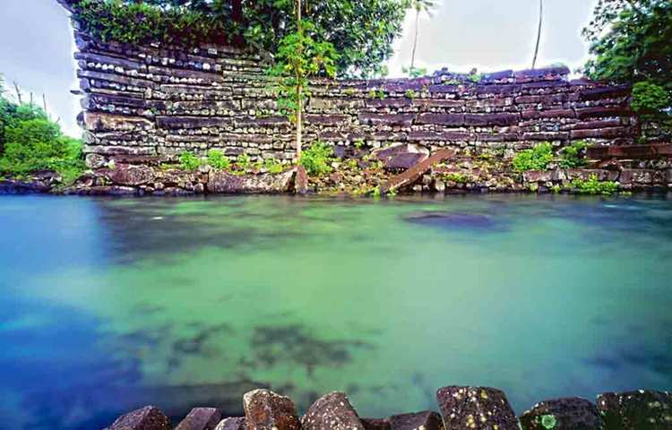 এই দুই ভাই সওদেলিওর সাম্রাজ্যের প্রতিনিধি। সাম্রাজ্য বাড়ানোর তাগিদেই তাদের এই নির্জন দ্বীপে আসা। তখনই নগরের পত্তন ঘটেছিল। তারা নাকি বিশালাকার উড়ন্ত ড্রাগনের পিঠে চাপিয়ে এই ব্যাসাল্ট শিলা নিয়ে এসেছিলেন। ১৬২৮ সাল পর্যন্ত এই দ্বীপে ওই সাম্রাজ্যের রমরমা ছিল।