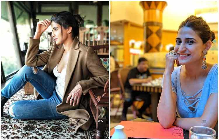 আপন মনে আহানা।