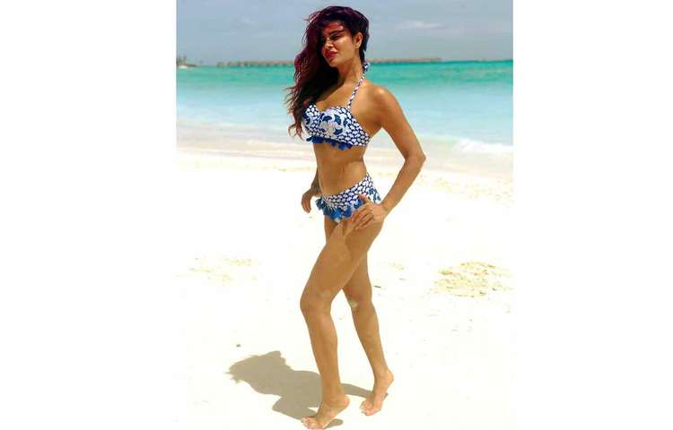 যোগ করে শিরোনামে এসেছেন ভারতীয় টিভি সিরিয়াল ‘নাগিন’ খ্যাত অভিনেত্রী আশকা গোরাডিয়া। লাস্যময়ী গোরাডিয়ার যোগের ছবি ঝড় তুলেছে সামাজিক যোগাযোগ মাধ্যমে।