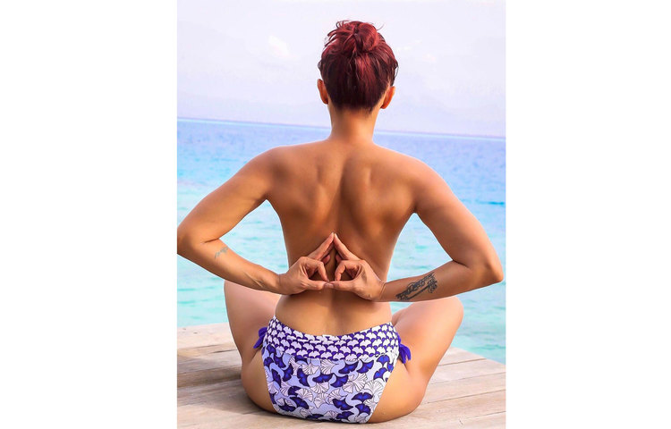 আগে নাচের জন্য তাকে নিয়ে বেশ চর্চা হয়েছিল। কিন্তু এখন যোগ করে তাক লাগাচ্ছেন আশকা।