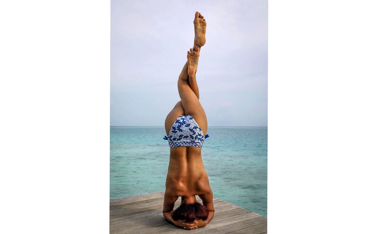 আশকা নিজের ইনস্টাগ্রাম অ্যাকাউন্টে একটি ছবি আপলোড করেছেন। ওই ছবিতে দেখা যাচ্ছে, টপলেস হয়ে যোগ করছেন আশকা।