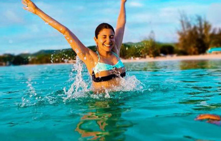 স্নানে মাতোয়ার আনুশকা।