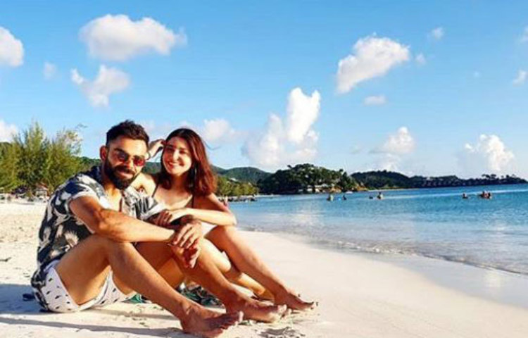 বিরাট কোহলির সঙ্গে ঘনিষ্ঠ ছবি শেয়ার করতে দেখা যায় বলিউড অভিনেত্রীকে আনুশকাকে।