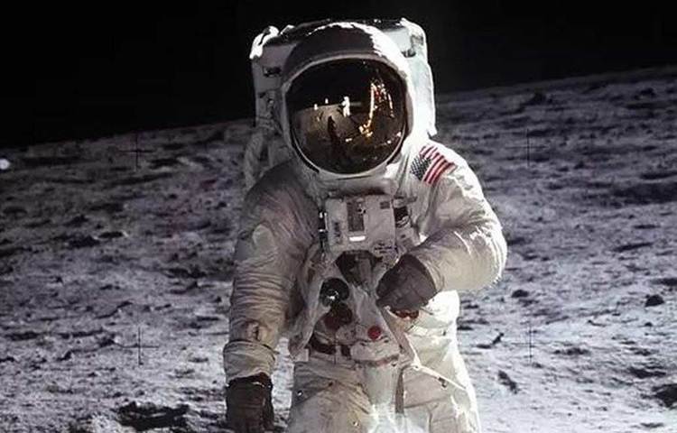 যোদ্ধার রণসাজের মতো মহাকাশচারীর পোশাকও খুব গুরুত্বপূর্ণ। উপযুক্ত পোশাক না হলে অভিযান ব্যর্থ। ফলে মহাকাশ অভিযানের অন্যতম মুখ্য অংশ হল স্পেসস্যুট। যেমন নিল আর্মস্ট্রংয়ের স্পেসস্যুট। যা পরে তিনি জায়ান্ট লিপ দিয়েছিলেন চাঁদের মাটিতে। ১৯৬৯ সালের ২০ জুলাই। মহাকাশযাত্রার খুঁটিনাটি ছাড়াও এই পোশাকের অন্যান্য বিশেষত্বে সাধারণ মানুষের চক্ষু চড়কগাছ হওয়াই সামিল।