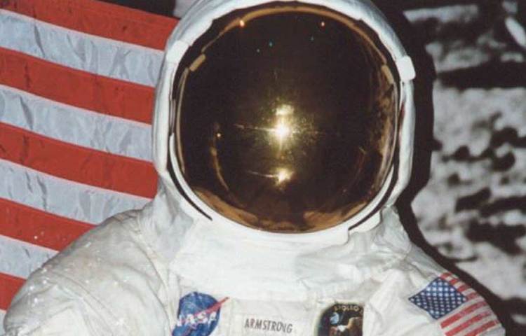প্রায় ৩০ বছর ধরে নিল আর্মস্ট্রংয়ের ওই স্পেসস্যুট স্মিথসোনিয়ানের গ্যালারিতেই রাখা ছিল। কিন্তু স্যুট নষ্ট হয়ে যাওয়ার আশঙ্কায় ২০০৬-এ সেটি গ্যালারি থেকে সরিয়ে নেওয়া হয়।