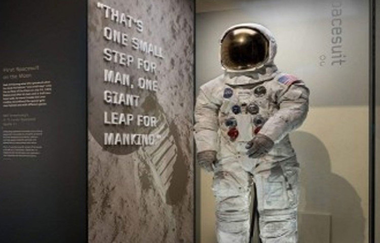 চাঁদে মানুষের পা রাখার পঞ্চাশ বছর পূর্তি উপলক্ষে নিল আর্মস্ট্রংয়ের পোশাক চলতি বছরের জুলাই মাসে প্রদর্শনীতে রাখা হয়। গত ১৩ বছর ধরে নামী স্পেসস্যুট ডিজাইনারদের সঙ্গে কথা বলেন মিউজিয়াম কর্তৃপক্ষ। তার পর ওই স্পেসস্যুটটিতে সংরক্ষণ সংক্রান্ত বিভিন্ন কাজ করার পর তা ফের স্মিথসোনিয়ানের গ্যালারিতে নিয়ে আসা হয়েছিল।