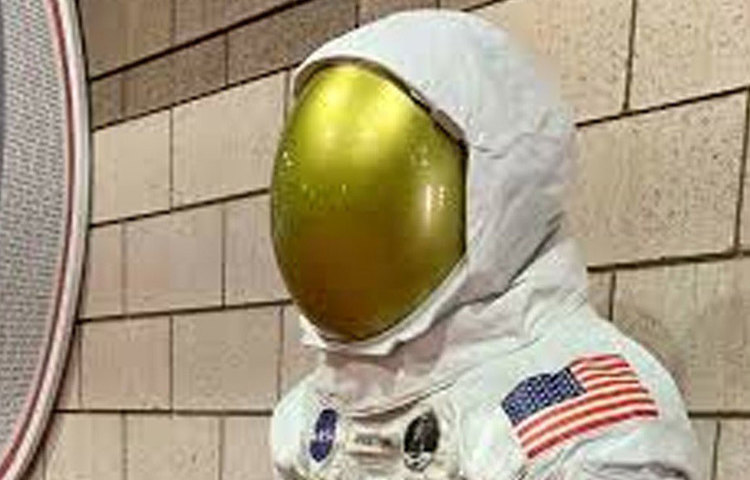 আর্মস্ট্রংয়ের স্পেসস্যুটের মডেলের নাম ‘এ সেভেন এল’। ক্রমিক সংখ্যা ০৫৬। সে সময়েই এর আনুমানিক ব্যয় ছিল ১ লাখ মার্কিন ডলার। এখনকার বাজারদর অনুযায়ী প্রায় ৬ লাখ ৭০ হাজার মার্কিন ডলার।