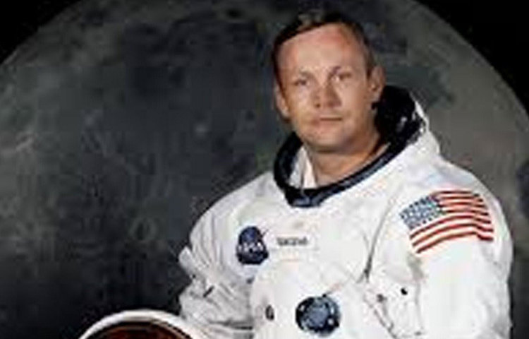 চাঁদের মাটিতে তাপমাত্রার তারতম্য অকল্পনীয়। দিনের বেলায় সেখানে তাপমাত্রা থাকে প্রায় ২৮০ ডিগ্রি ফারেনহাইট। রাতে সেটাই নেমে দাঁড়ায় মাইনাস ২৮০ ফারেনহাইটে। ফলে অভিযাত্রীর পোশাকও হতে হবে উপযুক্ত।