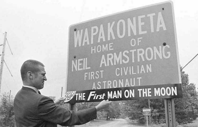 আর্মস্ট্রংয়ের স্পেসস্যুট ছিল মোট একুশটি স্তরের। মূল উপকরণ সিন্থেটিক্স, নিওপ্রেন রাবার এবং মেটালাইজড পলিয়েস্টার ফিল্ম। শুধু তাপমাত্রার তারতম্যই নয়। এই বিশেষ পোশাক আর্মস্ট্রংকে সুরক্ষা দিয়েছিল বায়ুমণ্ডলহীন চাঁদে সূর্যের ক্ষতিকর অতিবেগুনি রশ্মি থেকেও।