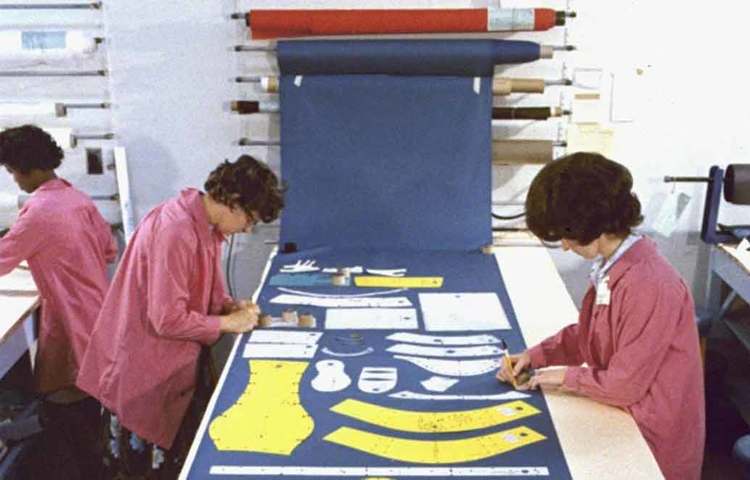 বিস্ময়কর হলেও সত্যি, চাঁদে পা রাখা প্রথম মানুষের স্পেসস্যুট তৈরি হয়েছিল যন্ত্রে নয়, বরং হাতে। দক্ষ ও প্রশিক্ষিত মহিলা সীবন-কর্মীরা তিলে তিলে সেটা তৈরি করেছিলেন। এতটাই সতর্কতার সঙ্গে, যে বত্রিশ ভাগের মধ্যে এক ভাগ ভুল হলেও তা বাতিল হয়ে যাওয়ার আশঙ্কা ছিল।