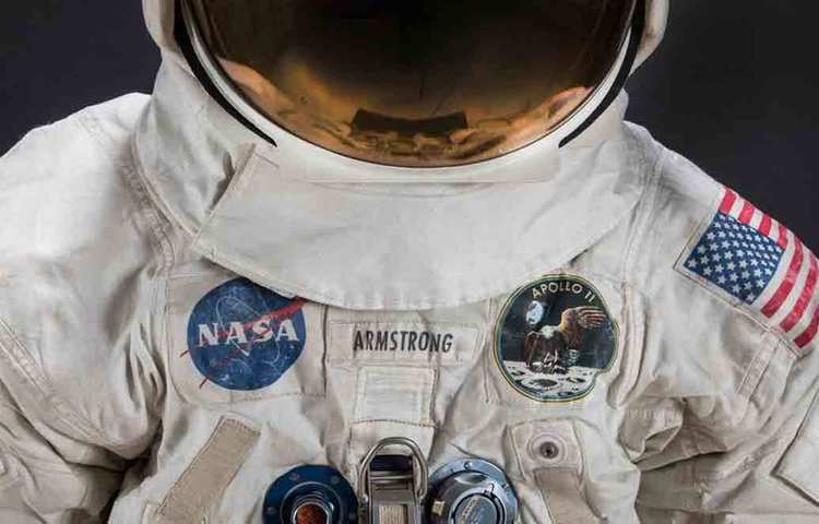 এই বিশেষ পোশাক তৈরির বরাত দেওয়া হয়েছিল ডোভারের সংস্থা ইন্টারন্যাশনাল ল্যাটেক্স কর্পোরেশনকে। চ্যালেঞ্জের অগ্নিপরীক্ষায় সসম্মানে উত্তীর্ণ হয়েছিল এই সংস্থা। তাদের খেয়াল রাখতে হয়েছিল, যাতে এই পোশাকে ন্যূনতম স্বাচ্ছন্দ্যটুকু দেওয়া যায় মহাকাশচারীদের। পোশাক ঠিকমতো তৈরি হচ্ছে কি না, তত্ত্বাবধানের দায়িত্বে ছিলেন দক্ষ ইঞ্জিনিয়াররা।