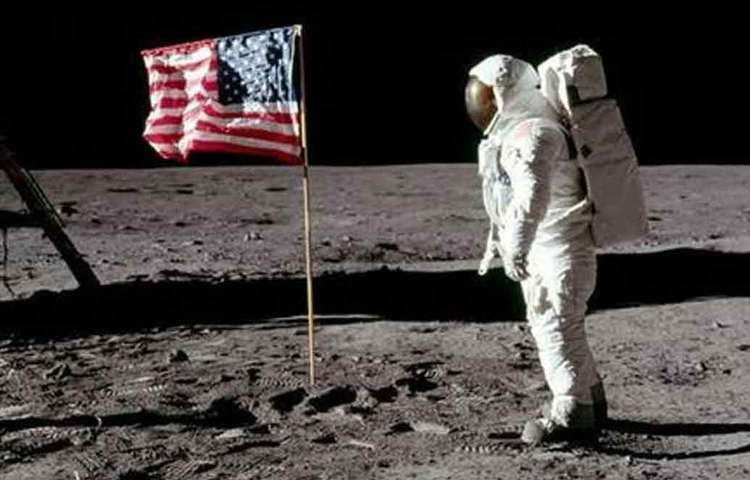 চাঁদের পিঠে অভিযাত্রীদের পোশাক তৈরির সময় বিশেষ নজর ছিল পোশাকের কাঁধ, কনুই, হাঁটু এবং গোড়ালির অংশের দিকে। যাতে মহাকাশচারীদের ওই অংশ ভাঁজ করতে সমস্যা না হয়। ব্যবহার করা হয়েছিল স্টিল এয়ারক্র্যাফ্ট কেবল। ফলে নিচু হয়ে চাঁদের মাটি থেকে নমুনা সংগ্রহে সমস্যা হয়নি মহাকাশচারীদের।