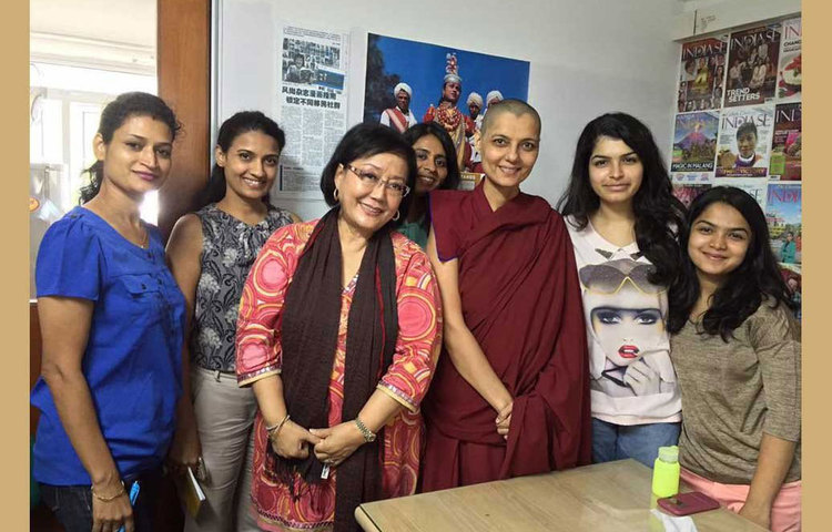 ১৯৭৪ সালে এক পাঞ্জাবি পরিবারে জন্ম বরখার। ইংরেজিতে স্নাতক হওয়ার পরে মডেলিংকে পেশা হিসেবে গ্রহণ করেন। মডেলিং করতে করতেই বড় পর্দায় সুযোগ। ১৯৯৬ সালে আত্মপ্রকাশ ‘খিলাড়িয়োঁ কা খিলাড়ি’ ছবিতে। স্ক্রিন শেয়ার করেছিলেন অক্ষয় কুমার ও রেখার সঙ্গে।