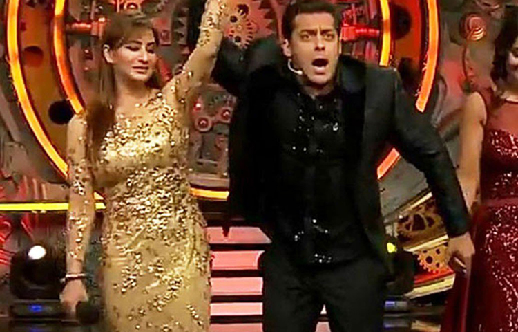 শিল্পা শিন্ডে: বিগ বস সিজন ১১-এর বিজেতা। প্রচুর বিতর্ক তৈরি করে দর্শকদের মাতিয়ে রেখেছিলেন অভিনেত্রী শিল্পা। এর জন্য প্রতি সপ্তাহে তিনি ৬-৭ লাখ টাকা পেতেন।