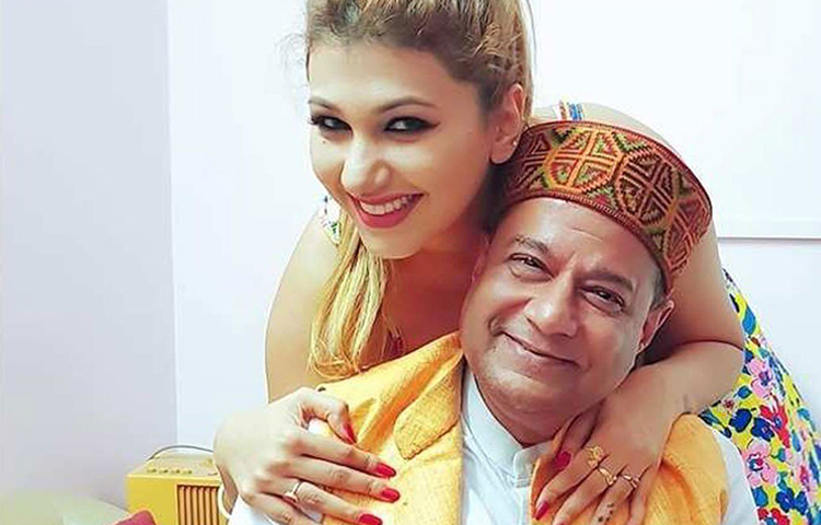 অনুপ জালোটা: সিজন ১২-এ প্রেমিকা জ্যাসলিনের সঙ্গে তিনি বিগ বস হাউসে আসেন। তিনি নাকি প্রতি সপ্তাহে ৪০ লাখ টাকা পেতেন।