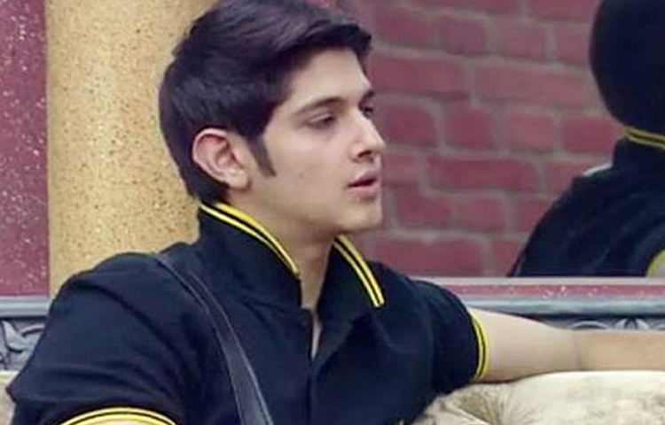 কর্ণ মেহরা: বিগ বস ১০-এ তিনিও ছিলেন। বিগ বসের প্রতিযোগী হওয়ার চুক্তিতে সই করার জন্য তাকে ১ কোটি টাকা দেওয়া হয়েছিল।