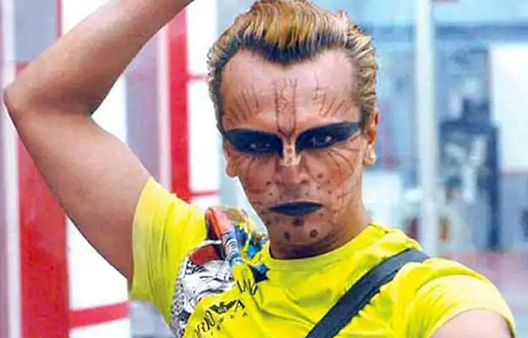 ষষ্ঠতম সিজনে তো বটেই অনেকের মতে, বিগ বসের অন্যতম বিতর্কিত চরিত্র হলেন ইমাম সিদ্দিকি। তার আচরণে একেবারে ভয়ে সিঁটকে গিয়েছিলেন আশকা গোরাডিয়া। একবার ইমামের খারাপ মন্তব্যে তো কেঁদেই ভাসিয়েছিলেন ঊর্বশী ঢোলাকিয়া। শুধু তা-ই নয়, হোস্ট সালমান খানের সঙ্গে ঝামেলায় জড়িয়েছিলেন ইমাম।