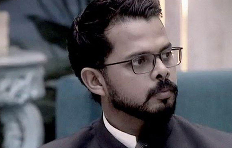 শ্রীসন্থ: ফাইনালে দীপিকা কাকরের কাছে পরাজিত হয়েছিলেন ক্রিকেটার শ্রীসন্থ। ফলে বিগ বসের ট্রফিটা তার হাতে তুলে দেয়া হয়নি ঠিকই, কিন্তু প্রতি সপ্তাহে ৫০ লাখ টাকা তিনি উপার্জন করতেন এর থেকে। বিগ বস ১২-এর প্রতিযোগী ছিলেন তিনি।