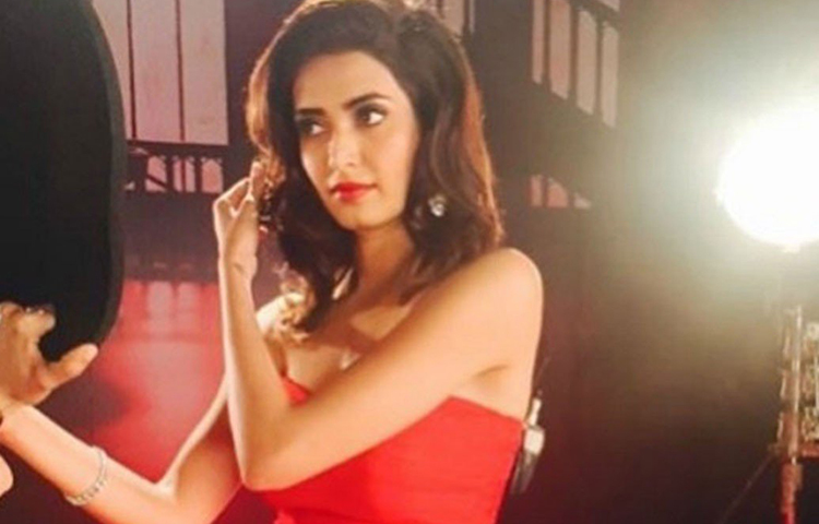 কারিশমা তান্না: অভিনেতা উপেন পটেলের সঙ্গে তার সম্পর্কের কথা সামনে আসার পরই তাকে নিয়ে চর্চা শুরু হয় টিনসেল টাউনে। প্রতি সপ্তাহে ১০ লাখ টাকা ছিল তার আয়।