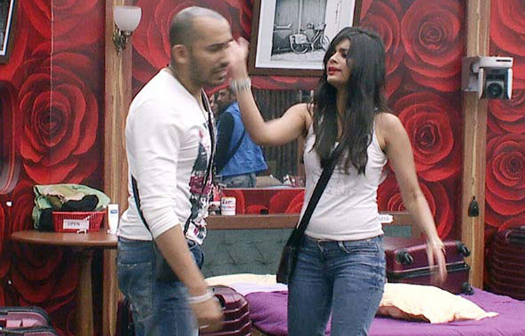 বিগ বসের পরের সিজনের গোড়ার দিকে সোনালি রাউতকে কেউ ততটা গুরুত্ব দেননি। তবে অষ্টম সিজনে এক চড়েই লাইমলাইটে চলে আসেন সোনালি। আক্ষরিক অর্থেই! আলি কুলি শোয়ের মধ্যেই সপাটে চড় কষিয়েছিলেন সোনালি রাউত।