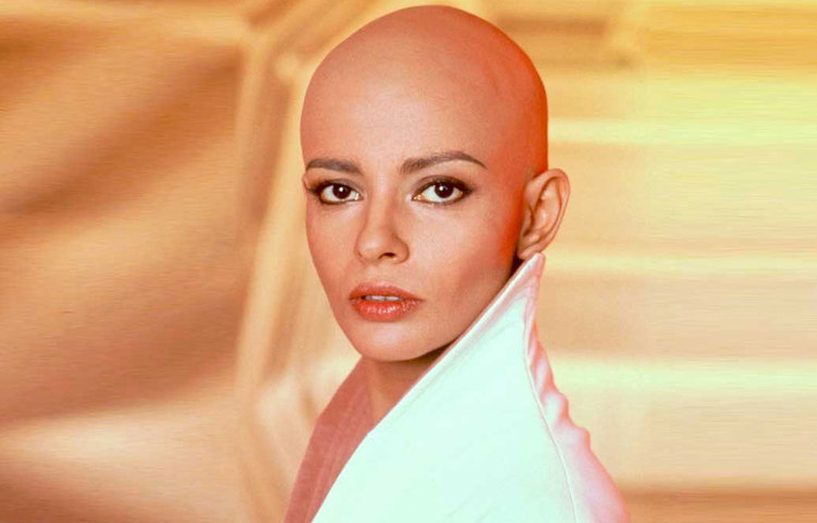 তখন নায়িকাদের ফ্যাশন ছিল বড় খোঁপা বা লম্বা চুলের বিনুনি। সে রকম সময়ে দাঁড়িয়ে চিত্রনাট্যের প্রয়োজনে ন্যাড়া হয়েছিলেন পরসিস খম্বাটা। ১৯৭৯ সালে মুক্তিপ্রাপ্ত সায়েন্স ফিকশন ‘স্টার ট্রেক: দ্য মোশন পিকচার’-এ পরসিসকে দেখা গিয়েছিল মুণ্ডিতমস্তক লেফটেন্যান্ট ইলিয়া-র ভূমিকায়।