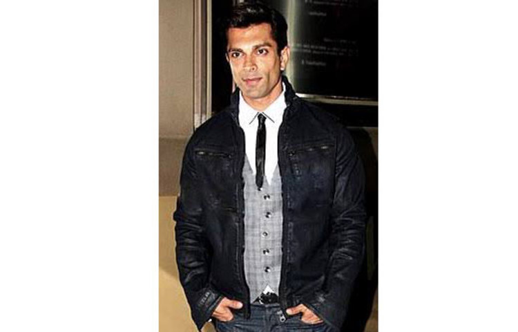 ২০০৮ সালের ২ ডিসেম্বর শ্রদ্ধা নিগমকে বিয়ে করেন করণ সিং গ্রোভার, ১০ মাস পর তাদের বিয়ে ভেঙে যায়।