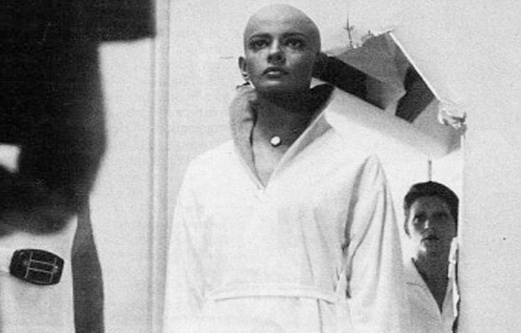 তৎকালীন বম্বের পার্সি পরিবারে পরসিসের জন্ম ১৯৪৮ সালের ২ অক্টোবর। তিনি যখন দু’বছরের, তার বাবা চলে যান সংসার ছেড়ে।