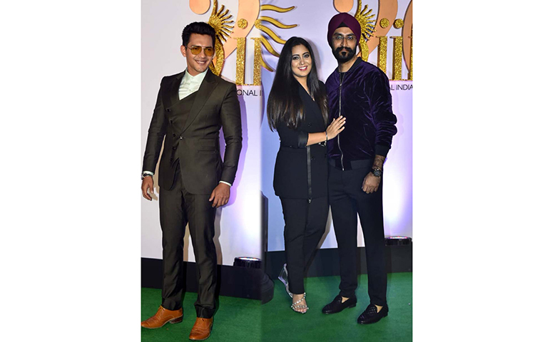 আদিত্য নারায়ণ ও স্বামীকে নিয়ে হাজির হর্ষদীপ কৌর।