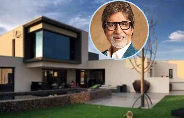 শাহরুখ খানের মতোই বিদেশে বাড়ি রয়েছে অমিতাভ বচ্চনেরও। তবে দুবাই বা লন্ডনের থেকে প্যারিসই বেশি পছন্দ বিগ বি-র। সেখানে আনুমানিক ৩ কোটি টাকার বিলাসবহুল বাংলোতে মাঝে মাঝেই পা রাখেন তিনি। তা ছাড়াও ইলাহাবাদ ও গুরুগ্রামে আরও দু’টি বাংলো রয়েছে তার। সেই সঙ্গে মুম্বাইয়ে পাঁচ-পাঁচটি বাংলোর কথাও ভুলে যাবেন না যেন!