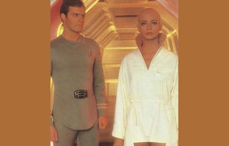 তেরো বছরের কিশোরী পরসিসের ছবি তুলেছিলেন তৎকালীন বম্বের এক নামী আলোকচিত্রী। নেহাতই মজার ছলে তোলা ছবিগুলোই পরসিসের জীবনের মোড় ঘুরিয়ে দেয়। ওই ছবিগুলো কোনোভাবে চলে যায় এক বিজ্ঞাপন সংস্থার হাতে। তারপর পরসিস হয়ে ওঠেন একটি সাবানের বিজ্ঞাপনের প্রধান মডেল।