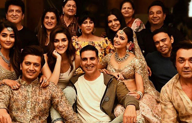 হাউসফুল ৪: কমেডি ফিল্ম হাউসফুল সিরিজের চতুর্থ পর্ব এটি। সবচেয়ে বেশি বাজেটের কমেডি ফিল্ম হতে চলেছে এটি। এই বছরেই দিওয়ালিতে মুক্তি পাবে ফিল্মটি।