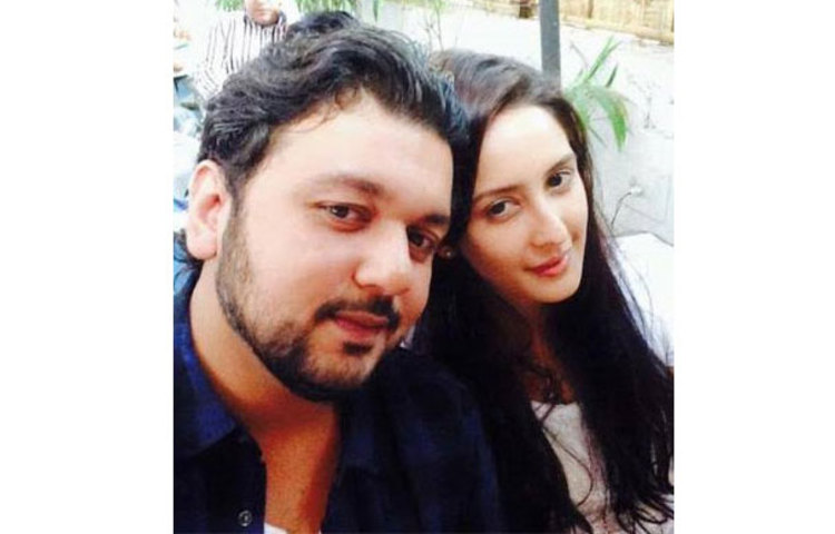 ২০০৬ সালের ডিসেম্বরে ভারত নরসিংহানিকে বিয়ে করেন অভিনেত্রী চাহাত খান্না, ৭ মাস পর ভেঙে যায় তাদের বিয়ে। ভারতের বিরুদ্ধে শারীরিক নির্যাতনের অভিযোগ এনে বিচ্ছেদের মামলা দায়ের করেন চাহাত খান্না।