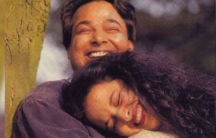 ১৯৯০ সালে মুকেশ আগরওয়ালকে বিয়ে করেন রেখা। ১৯৯১ সালে মৃত্যু হয় মুকেশের। মুকেশ আগরওয়ালের মৃত্যুর জন্য অনেকেই দায়ি করেন রেখাকে।