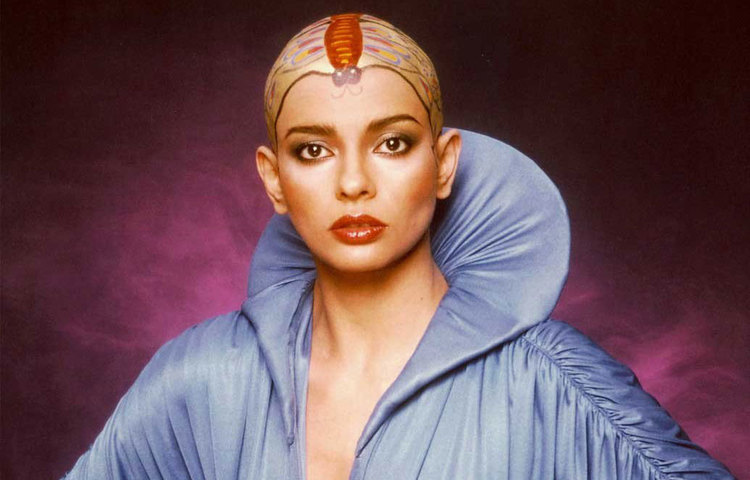 পরের গন্তব্য ‘মিস ইউনিভার্স’-এর মঞ্চ। শেষ মুহূর্তে কেনা পোশাক পরে অংশ নিয়েছিলেন পরসিস। কিন্তু বলা হয়, সে পোশাক ছিল সেই মঞ্চে বেমানান। ফলে অধরাই থেকে যায় ব্রহ্মাণ্ড সুন্দরীর খেতাব।