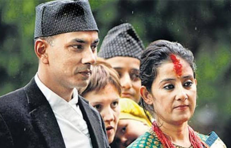 ২০১০ সালে নেপালের ব্যবসায়ী সম্রাট দাহালকে বিয়ে করেন বলিউড অভিনেত্রী মণীশা কৈরালা, ২০১২ সালে ভেঙে যায় তাদের সংসার।