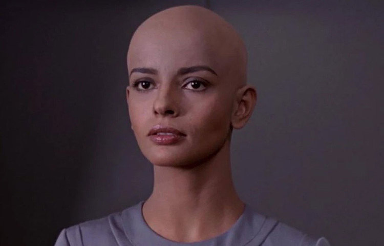 পরসিসের আগে মাত্র দু’জন ভারত থেকে মিস ইউনিভার্স প্রতিযোগিতায় অংশ নেন। ১৯৬৫ সালে তার অংশ নেয়ার আগে ১৯৫২ সালে ভারত থেকে প্রথম প্রতিযোগিনী ছিলেন ইন্দ্রাণী রহমান। ১৯৬৪ সালে অংশ নিয়েছিলেন মেহের কাস্তেলিনো মিস্ত্রি।