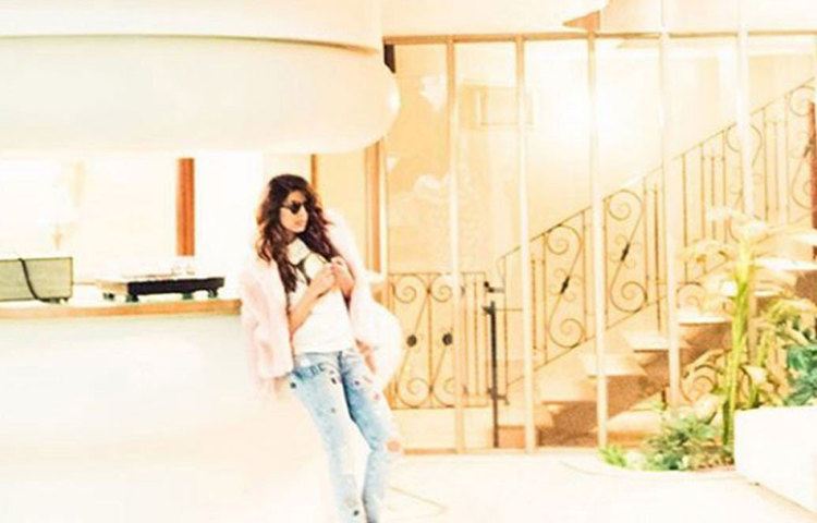 বলিউডের থেকে আজকাল হলিউডেই বেশি দেখা যায় প্রিয়ঙ্কা চোপড়াকে। তবে আমেরিকায় নয়, দেশি গার্লের ছুটি কাটানোর জায়গা রয়েছে কানাডার মন্ট্রিয়লে। ছোটখাটো অ্যাপার্টমেন্ট নয়, রয়েছে আনুমানিক ৬ কোটি টাকার বিশালাকায় ম্যানসন। আর সেখানকার সুইমিং পুলের যা সাইজ, তাতে একটা বড়সড় পুল পার্টিও করা যায়।