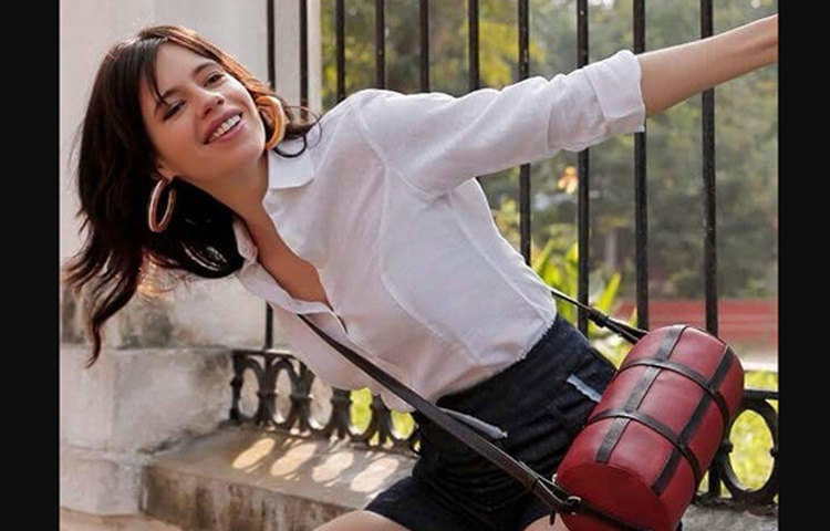 পড়াশোনা শেষ করে ১৮ বছর বয়সে থিয়েটার এবং ড্রামা নিয়ে পড়তে লন্ডনে চলে যান। সেখানে দু’বছর একটি থিয়েটার কোম্পানির সঙ্গে কাজ করেন। তারপর ফিরে আসেন ভারতে। মুম্বইয়ের ‘দ্য কোম্পানি থিয়েটার’-এর সঙ্গে তিনি কাজ করেছেন।