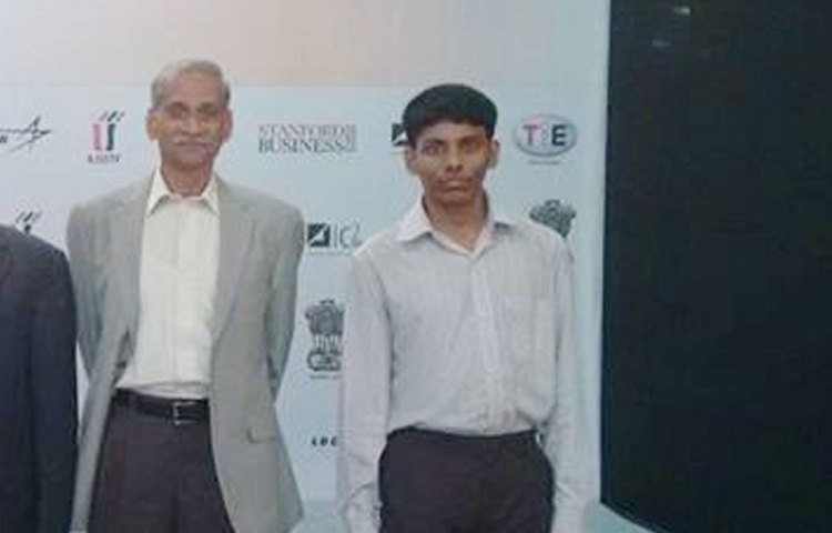 তিন বছর টাটা ইনস্টিটিউটের সঙ্গে কাজ করার পর জয়কুমার পিএইচডি শুরু করেন। ২০১৭ এবং ২০১৮ সালে আন্তর্জাতিক মানের জার্নালে তার দু’টো গবেষণাপত্র প্রকাশিত হয়। সেই গবেষণা ইউনিভার্সিটি অফ ভার্জিনিয়ার দৃষ্টি আকর্ষণ করে।